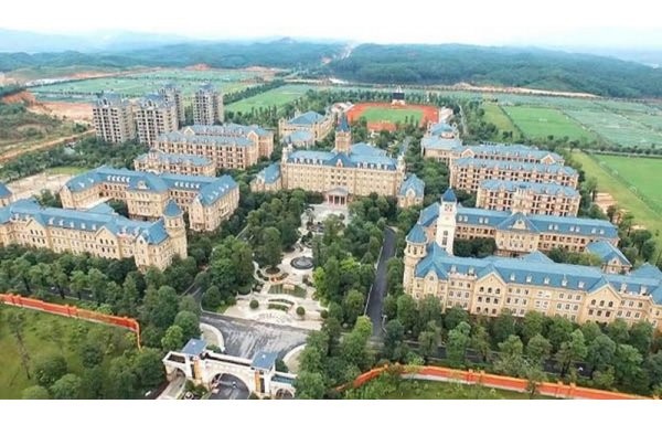 Tatil köyü değil futbol tesisi!