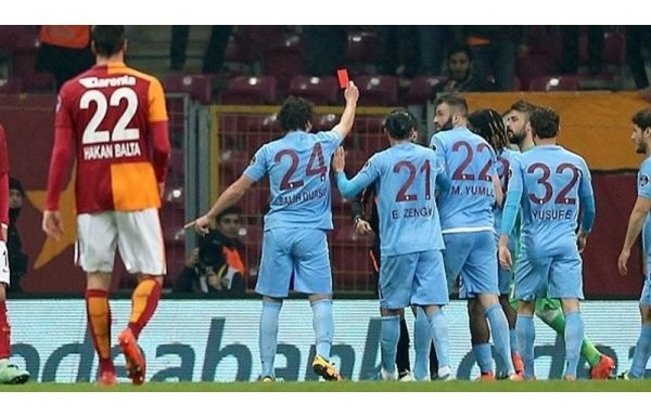Salih Dursun'un kırmızı kartı dünya basınında!