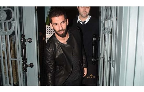 Arda Turan kendi arabasına çarptı