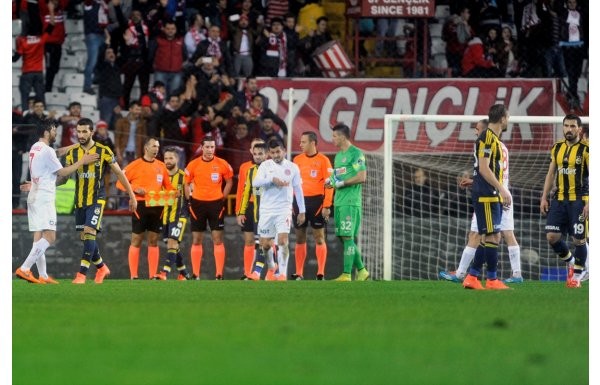 Antalyaspor - Fenerbahçe maçının hakemi nasıldı?