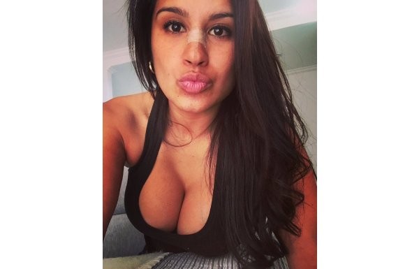 Yıldız oyuncunun kardeşinden seksi pozlar
