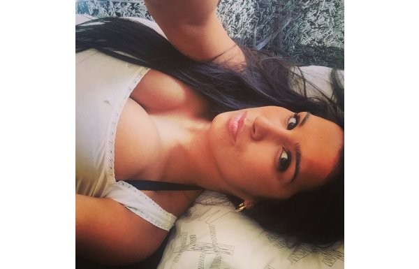 'Yıldız oyuncunun kardeşinden seksi pozlar