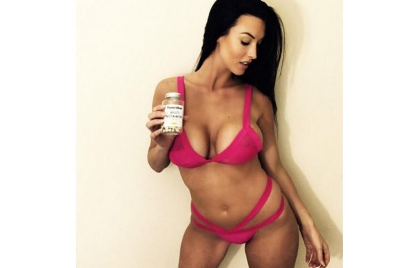 Seksi güzelden futbolcu eşine gönderme