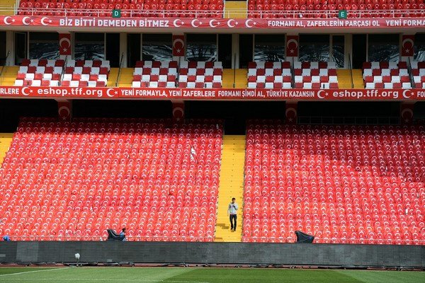 Antalya Arena, Türk bayraklarıyla donatıldı