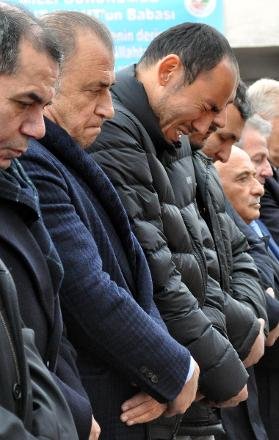 Umut Bulut babasını son yolculuğuna uğurladı