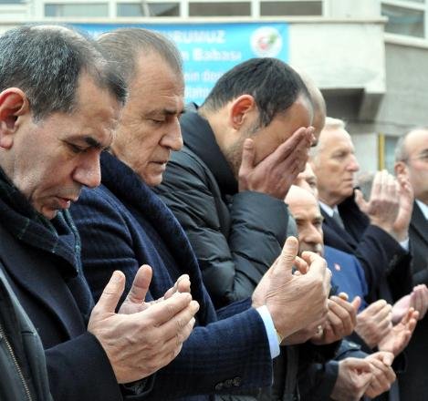 'Umut Bulut babasını son yolculuğuna uğurladı