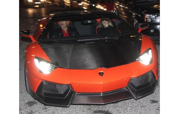 'Sabri'nin eşi son model aracıyla partiye katıldı