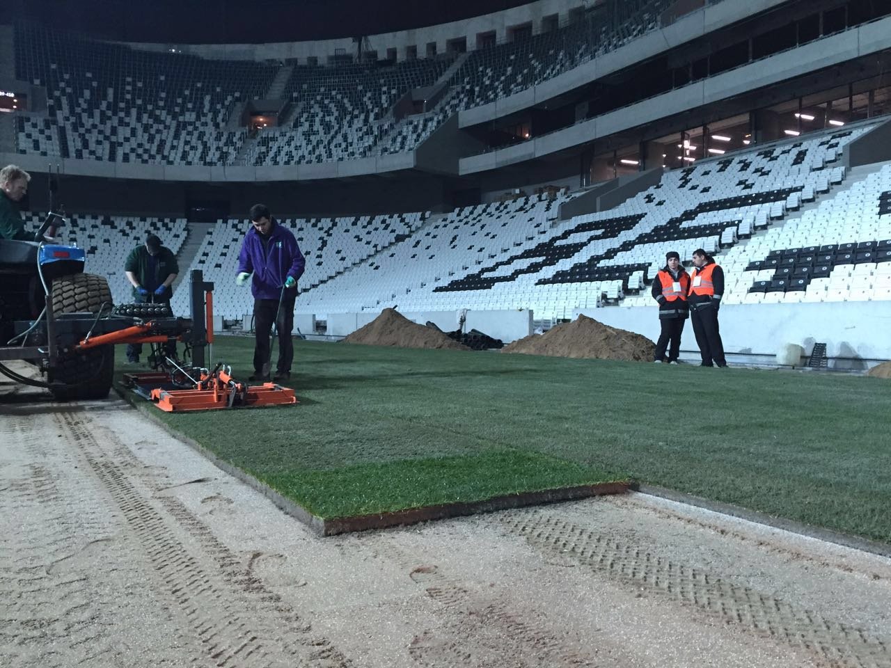 'Vodafone Arena'nın çimleri seriliyor