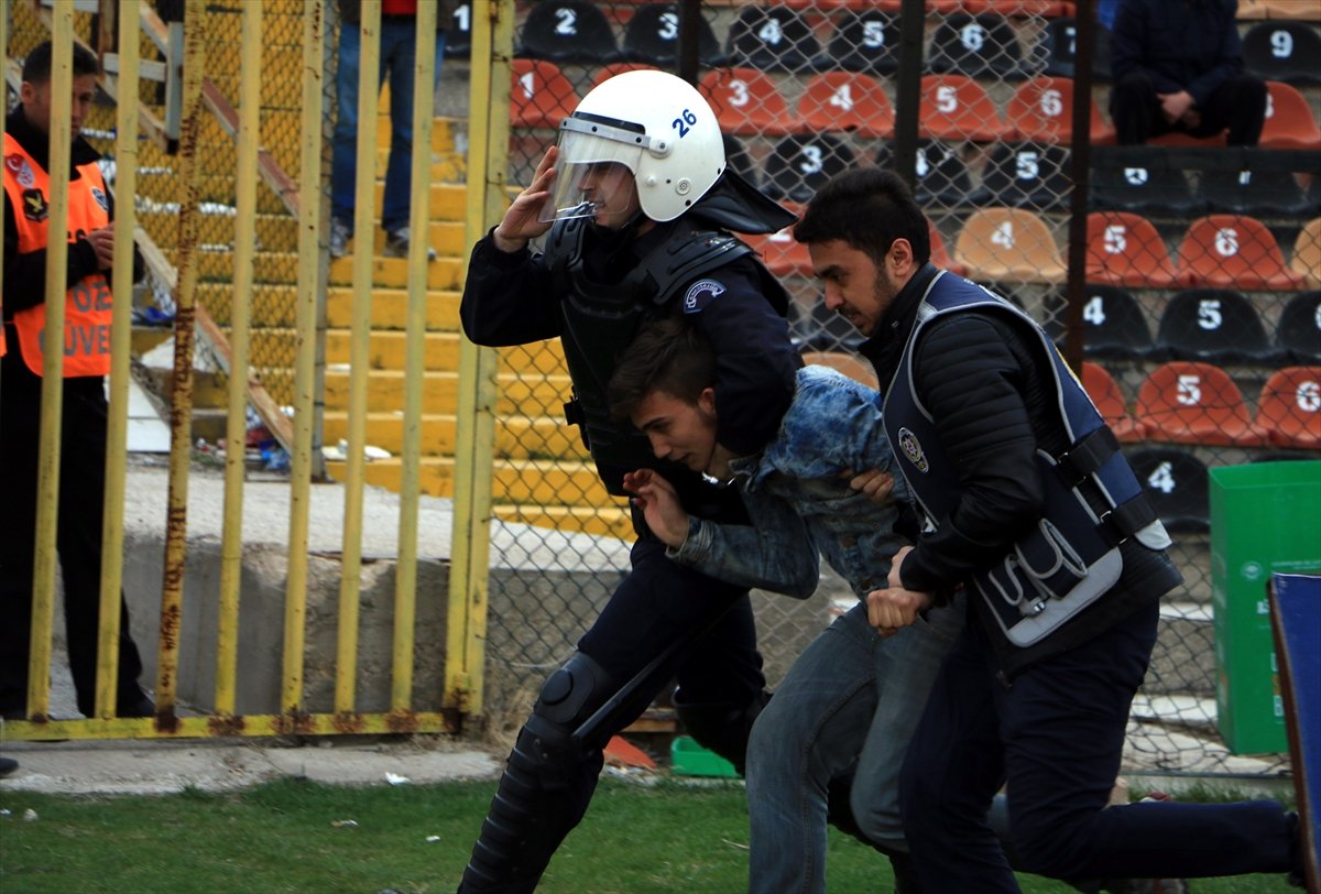 Eskişehir'de olaylı maç! Ortalık karıştı