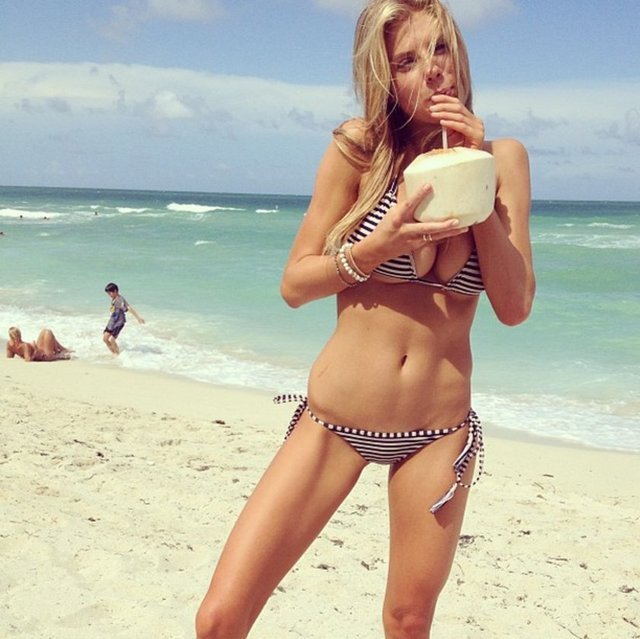 Charlotte McKinney gezegenin en seksi kadını seçildi