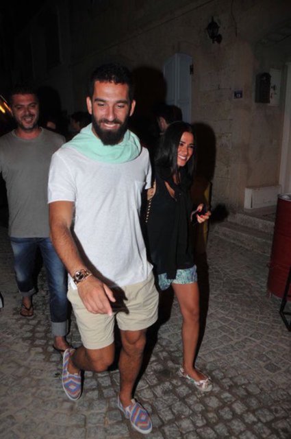 Arda Turan'dan sevgilisi Aslıhan Doğan'a jest