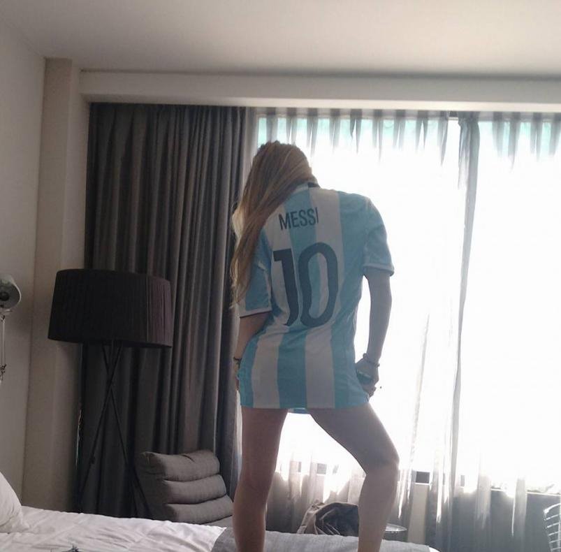 Seksi güzel Messi dövmesini öyle bir yerine yaptırdı ki...
