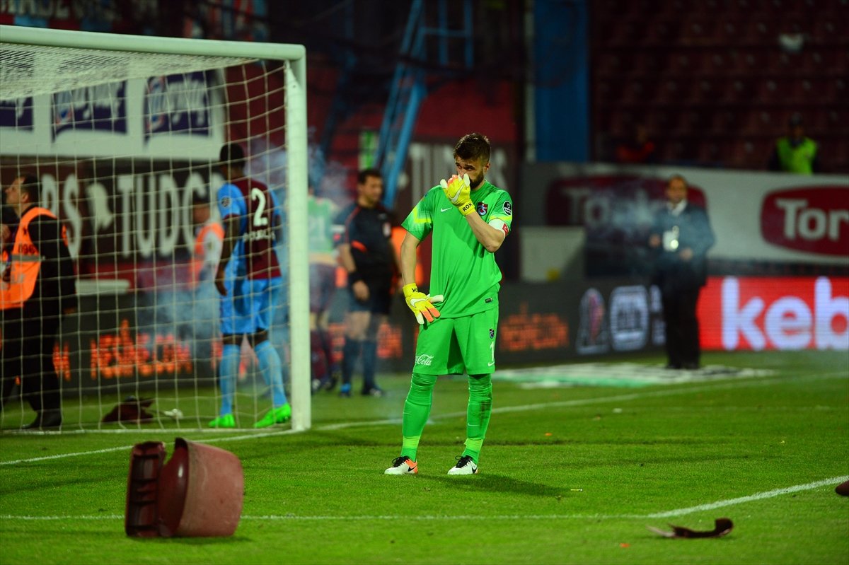 Trabzonspor 0-4 Fenerbahçe maçı tatil edildi