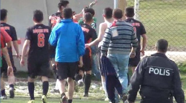 Böylesi daha önce görülmedi! Sakatlanan futbolcuyu...