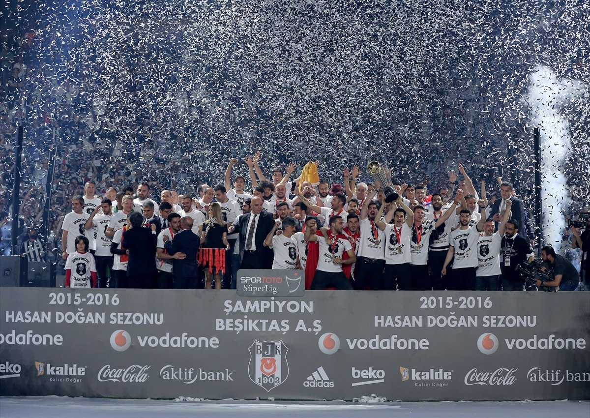 'Şampiyon Beşiktaş kupasını kaldırdı