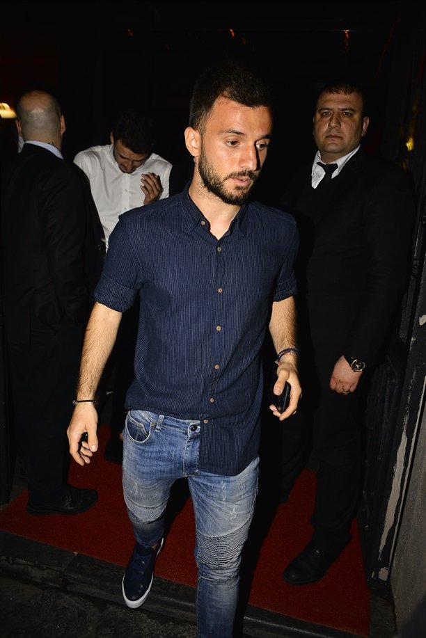 Emre Çolak kızları bırakıp kaçtı!