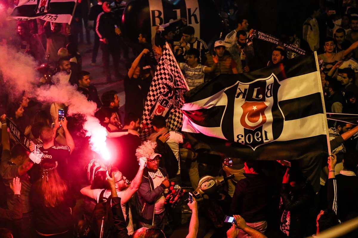 Beşiktaşlı taraftarlar sokaklara döküldü