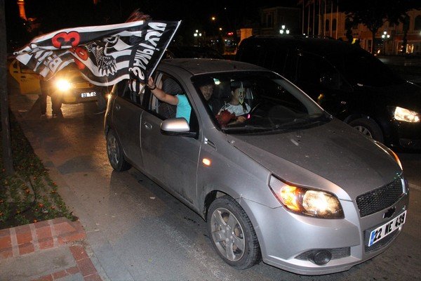 Beşiktaşlı taraftarlar sokaklara indi