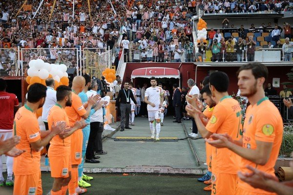 Şampiyon Adanaspor alkışlarla karşılandı