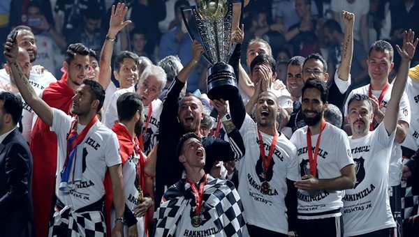 Şampiyon Beşiktaş kupasını kaldırdı