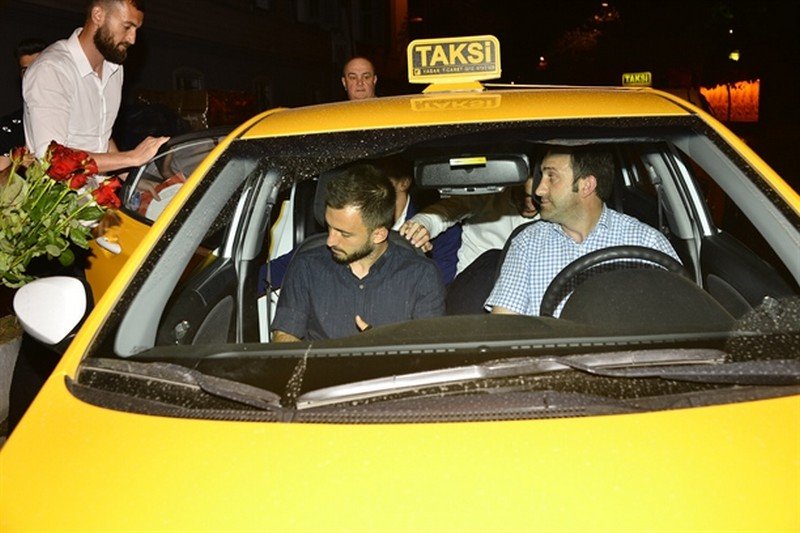 'Emre Çolak kızları bırakıp kaçtı!