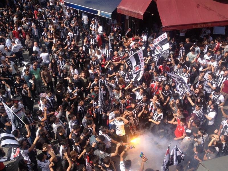 Beşiktaş taraftarlarının şampiyonluk coşkusu