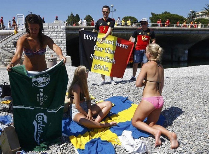EURO 2016'da İsveçli kızlar için ilginç pankart
