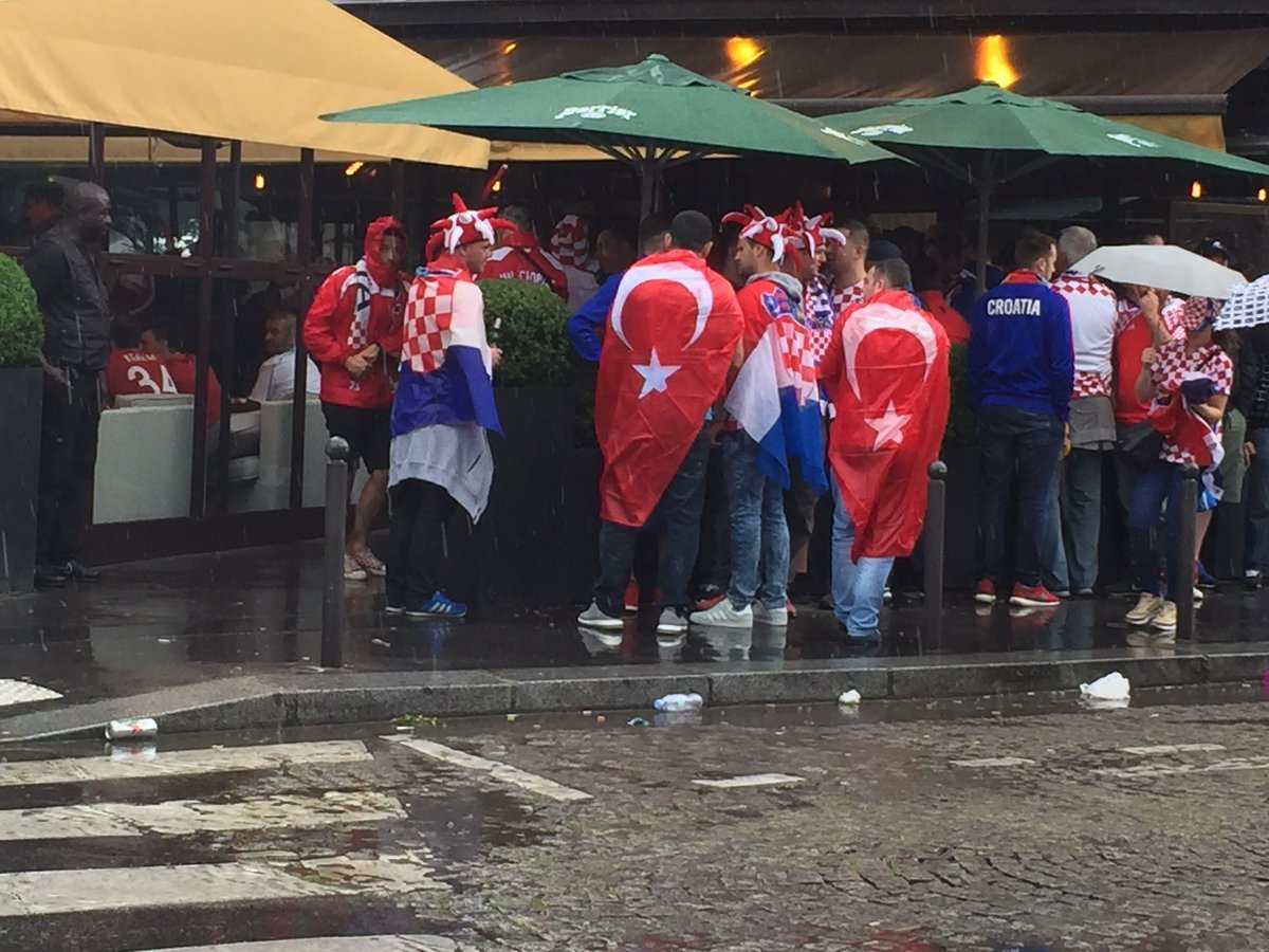'Türkiye - Hırvatistan maçında Türk taraftarların yoğun desteği
