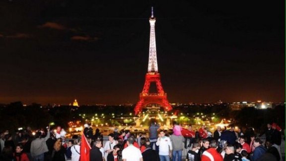 'Eyfel kulesi kırmızı-beyaz!
