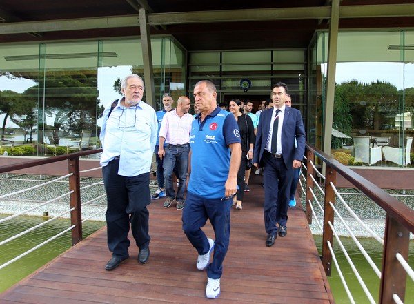 İlber Ortaylı, Milli Takım'ı ziyaret etti