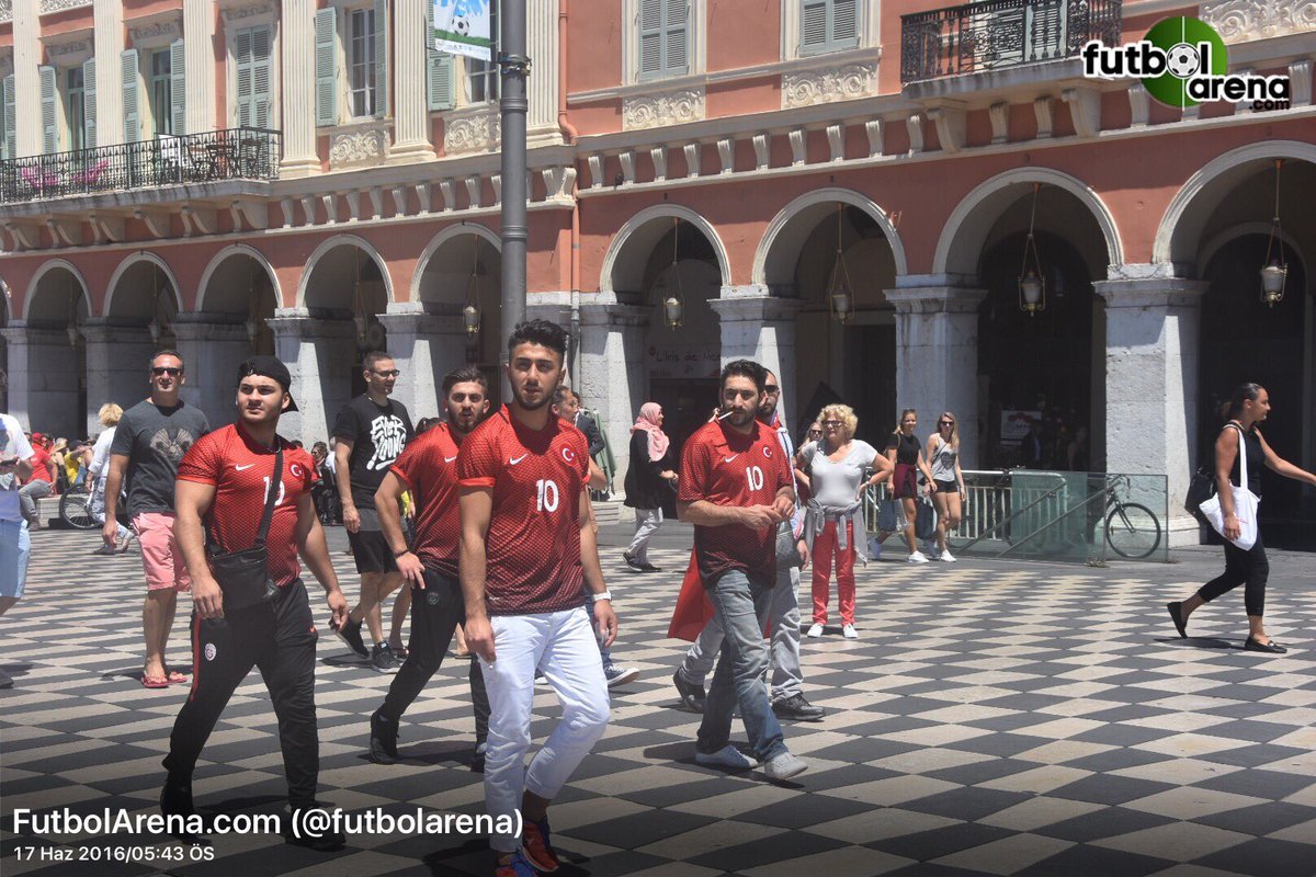 'Türk ve İspanyol taraftarlardan renkli görüntüler