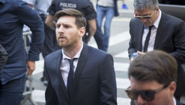 Lionel Messi hakim karşısında!
