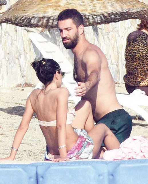 Aslıhan Doğan, Arda Turan'ı öpücüklere boğdu