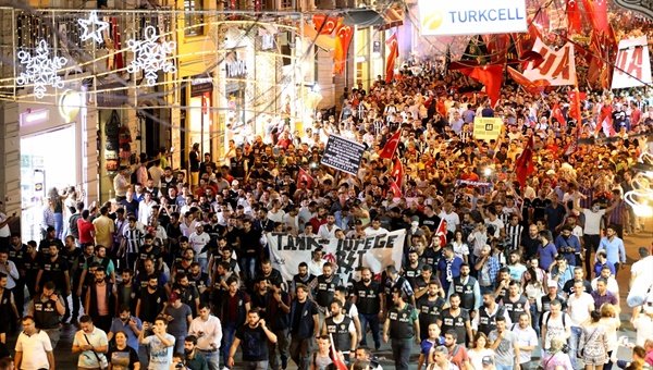 Taraftar grupları demokrasi yürüyüşünde birleşti