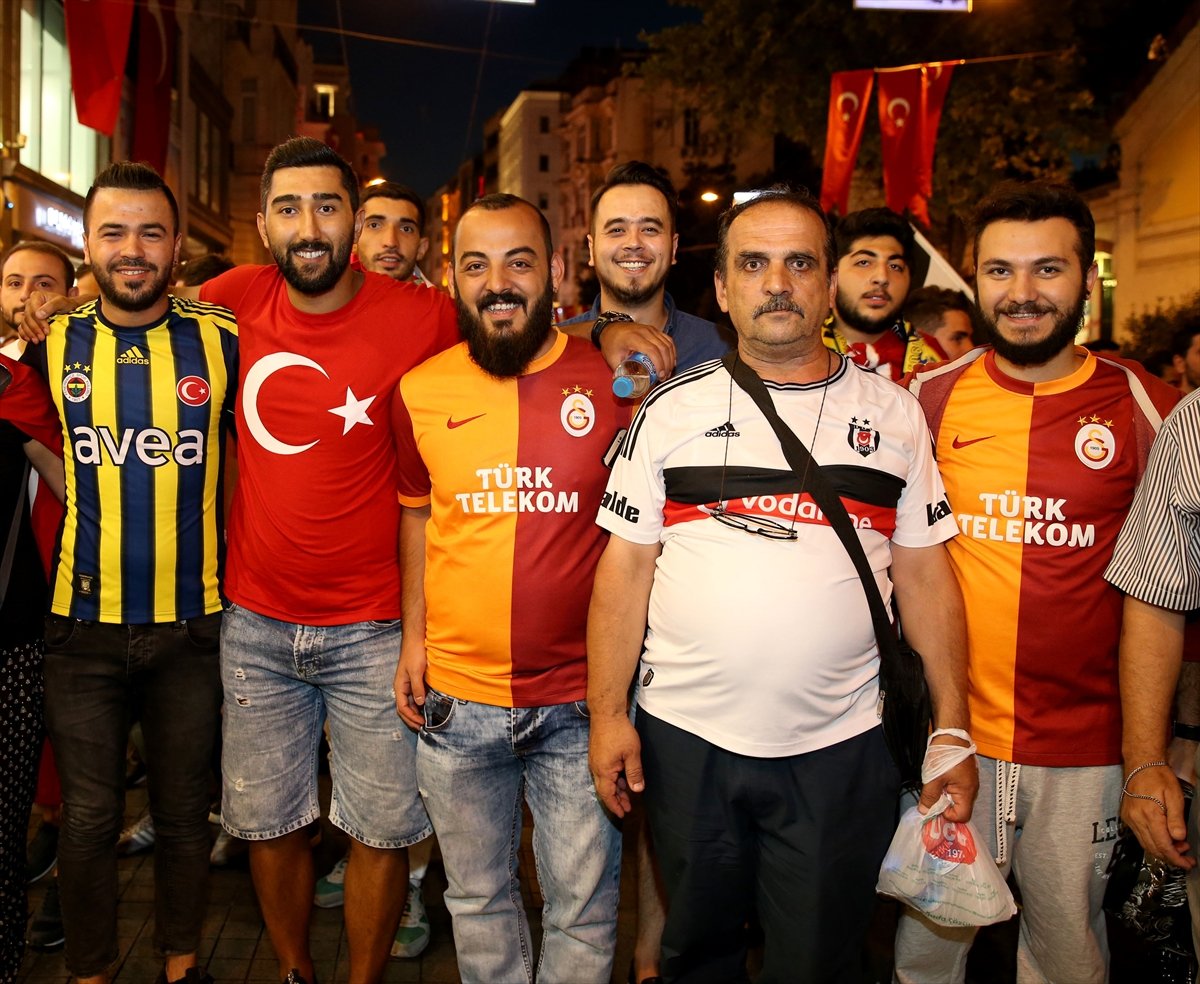 'Taraftar grupları demokrasi yürüyüşünde birleşti