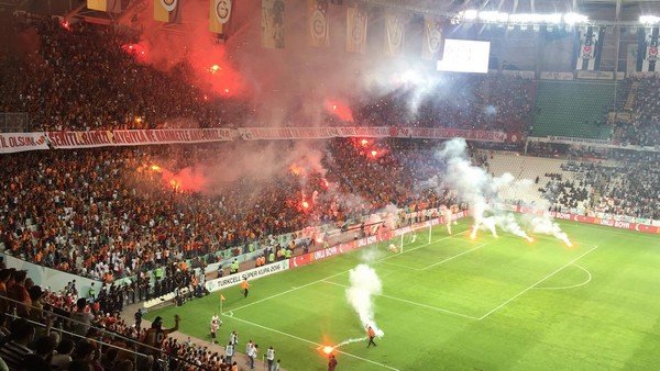 Konya'da sahaya meşaleler atıldı