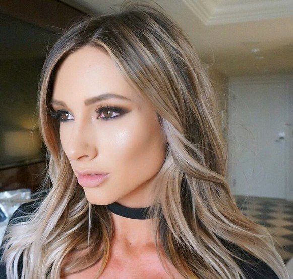 Vücut geliştirici seksi sporcu