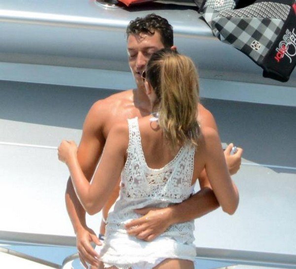 Mesut Özil, Hadise için Hakan Sabancı ile karşı karşıya