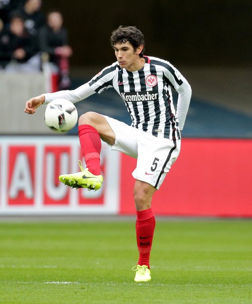 12 Jesús Vallejo