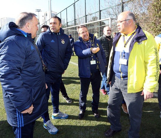 Fenerbahçe'de Emenike ve Van Der Wiel antrenmana katıldı