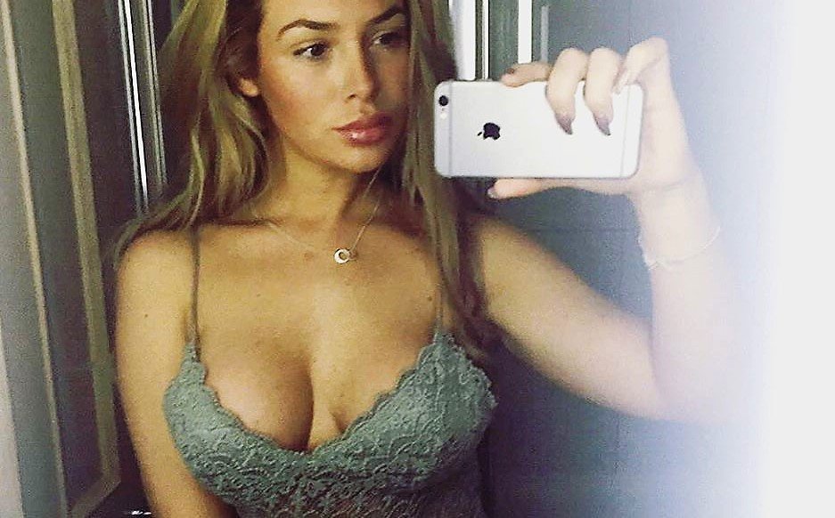 Martial'in sevgilisi Emily Isabelle'den olay pozlar