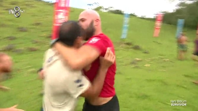 Survivor 2017'de Serhat Akın ile Eser West birbirine girdi