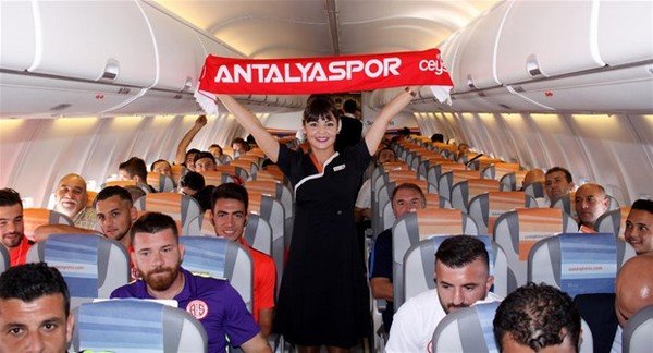 Hostes Ceren bir Antalyaspor aşığı