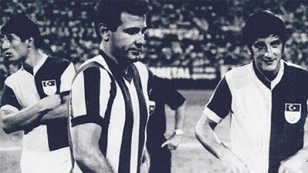 Jübilesinde Fenerbahçe forması giymesi.
