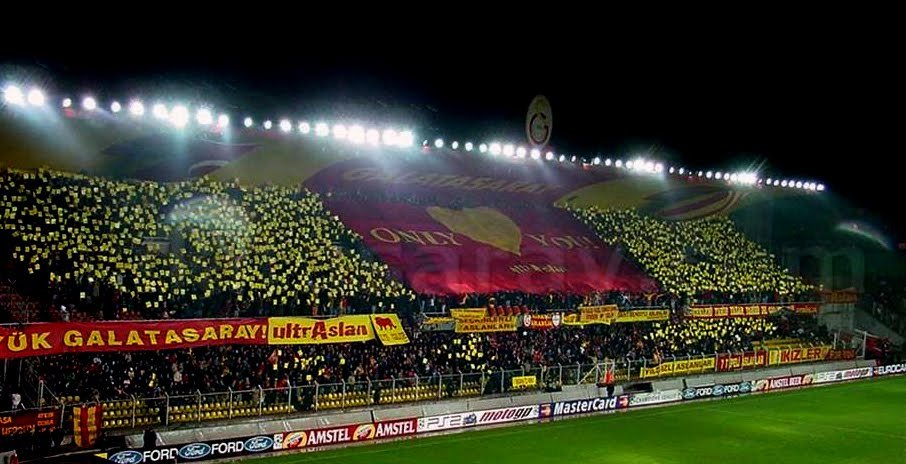 Galatasaray taraftarından derbiye özel koreografi