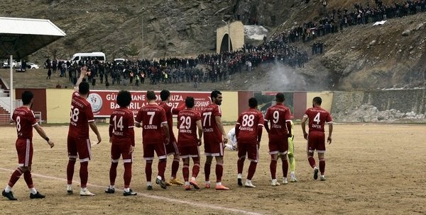 Gümüşhanespor taraftarı dağı tribün yaptı