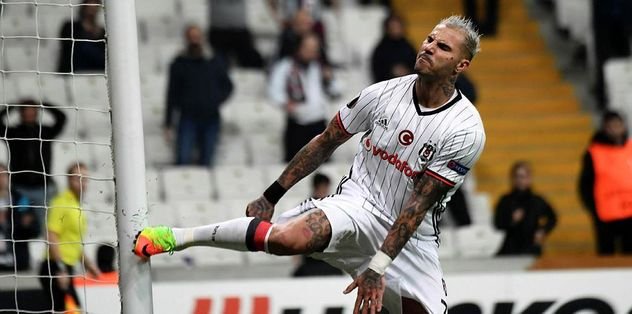 Hırsından direği tekmeledi!