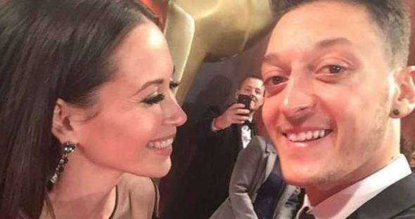 Mesut Özil, Amine Gülşe için numarasını değiştirdi