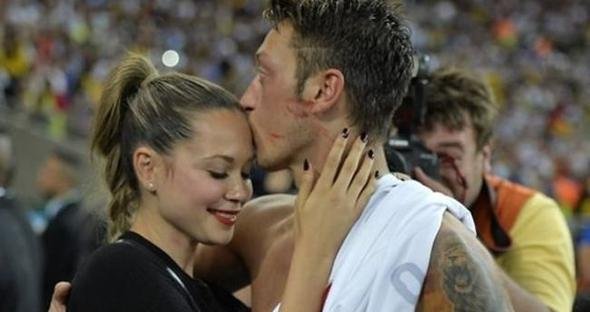 Mesut Özil, Amine Gülşe için numarasını değiştirdi