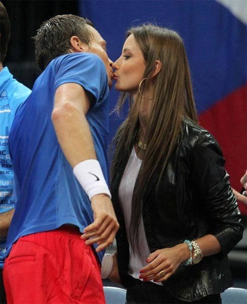 Ünlü tenisçi Tomas Berdych, güzel model Ester Satorova ile nişanlandı